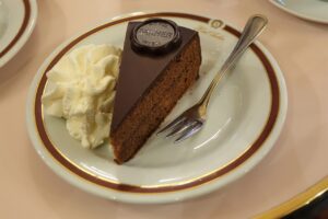 Torta Sacher con marmellata di albicocche calda spennellata in cima.