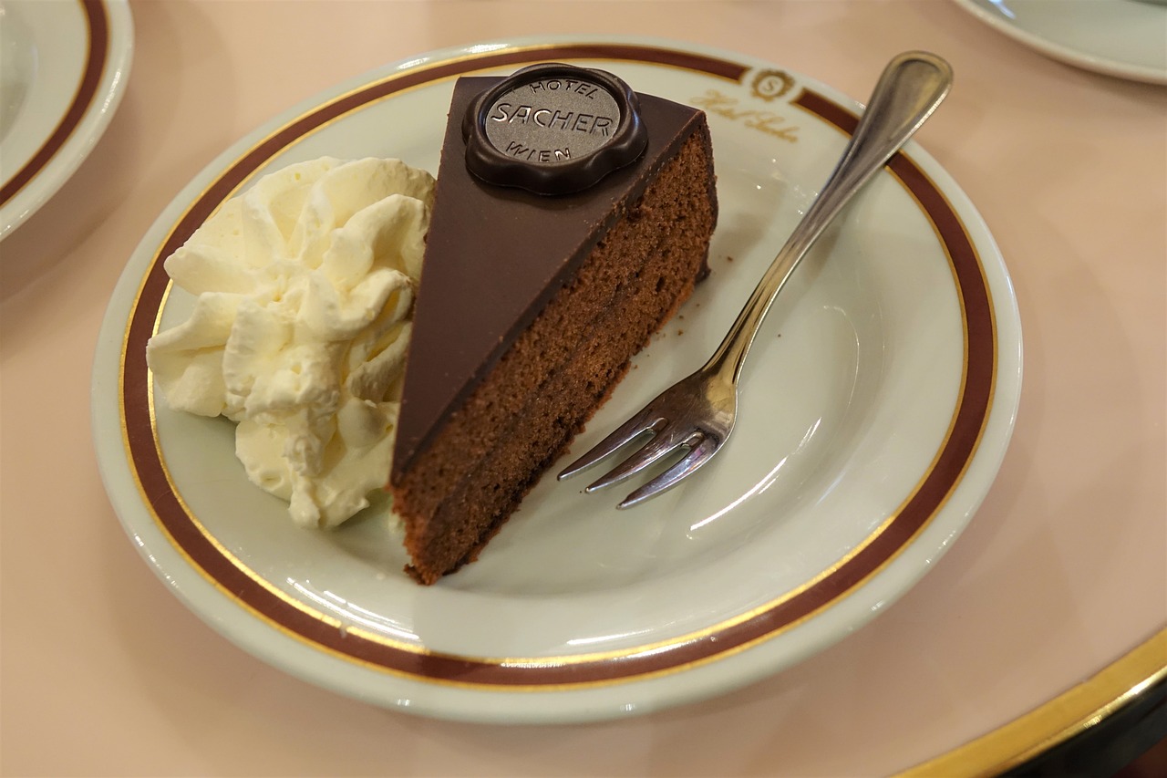 Torta Sacher con marmellata di albicocche calda spennellata in cima.