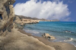 Spiaggia delle Due Sorelle vista da mare, con acque turchesi e scogliere mozzafiato sullo sfondo.