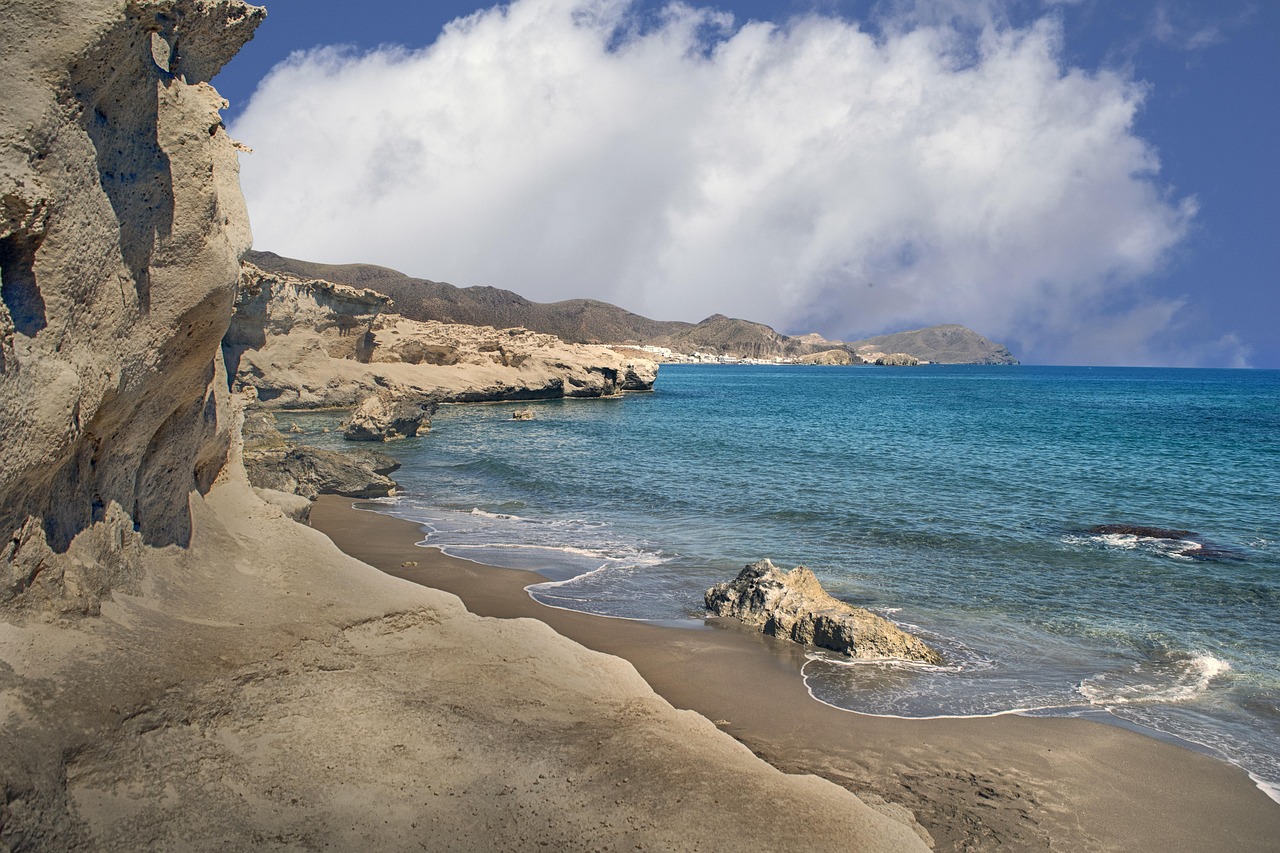 Spiaggia delle Due Sorelle vista da mare, con acque turchesi e scogliere mozzafiato sullo sfondo.