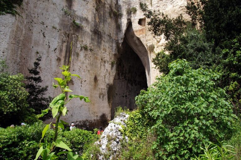 Valle dei Mulini a Sorrento, paesaggio abbandonato con vegetazione che riemerge tra antiche strutture.