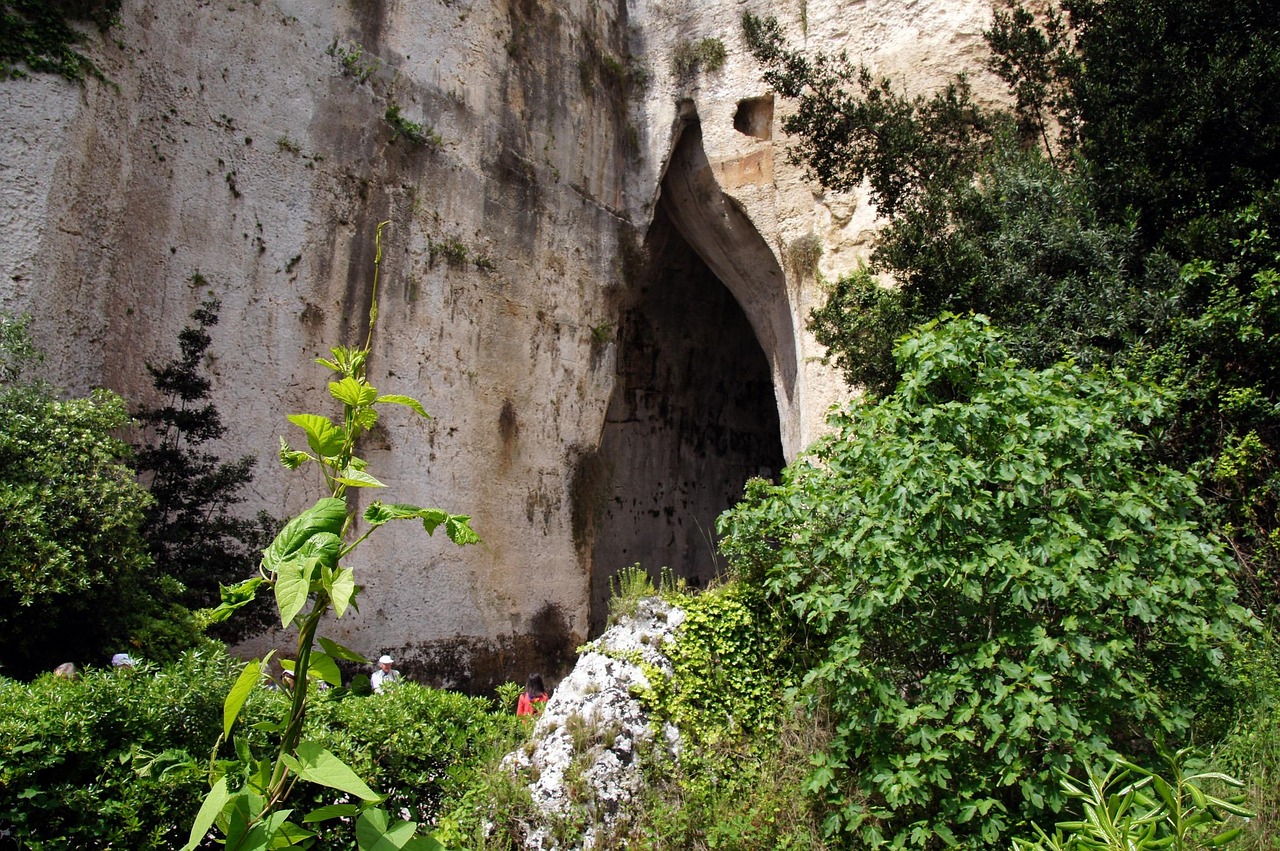 Valle dei Mulini a Sorrento, paesaggio abbandonato con vegetazione che riemerge tra antiche strutture.