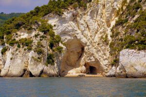 Cala Luna, spiaggia famosa, con grotte affascinanti e panorami suggestivi, celebri per un film cult.