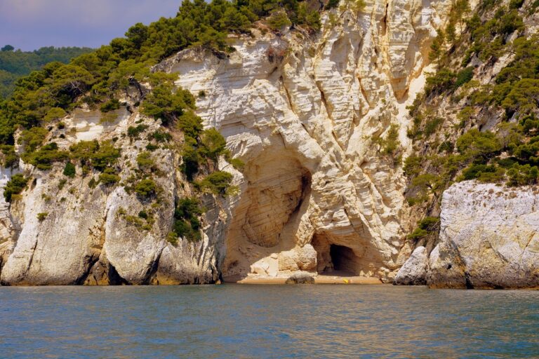 Cala Luna, spiaggia famosa, con grotte affascinanti e panorami suggestivi, celebri per un film cult.