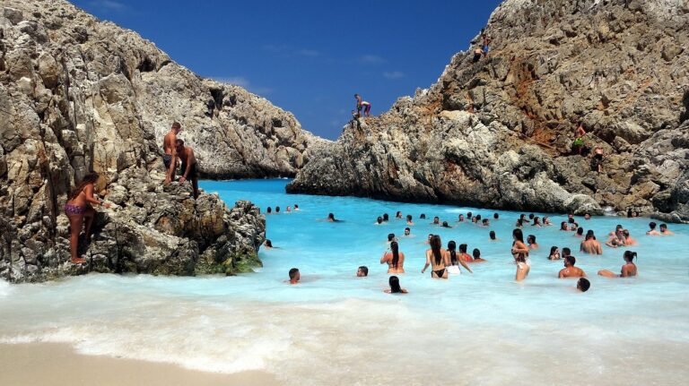 Spiaggia di Cala Coticcio in Sardegna, con acque turchesi e sabbia bianca, un angolo di paradiso.
