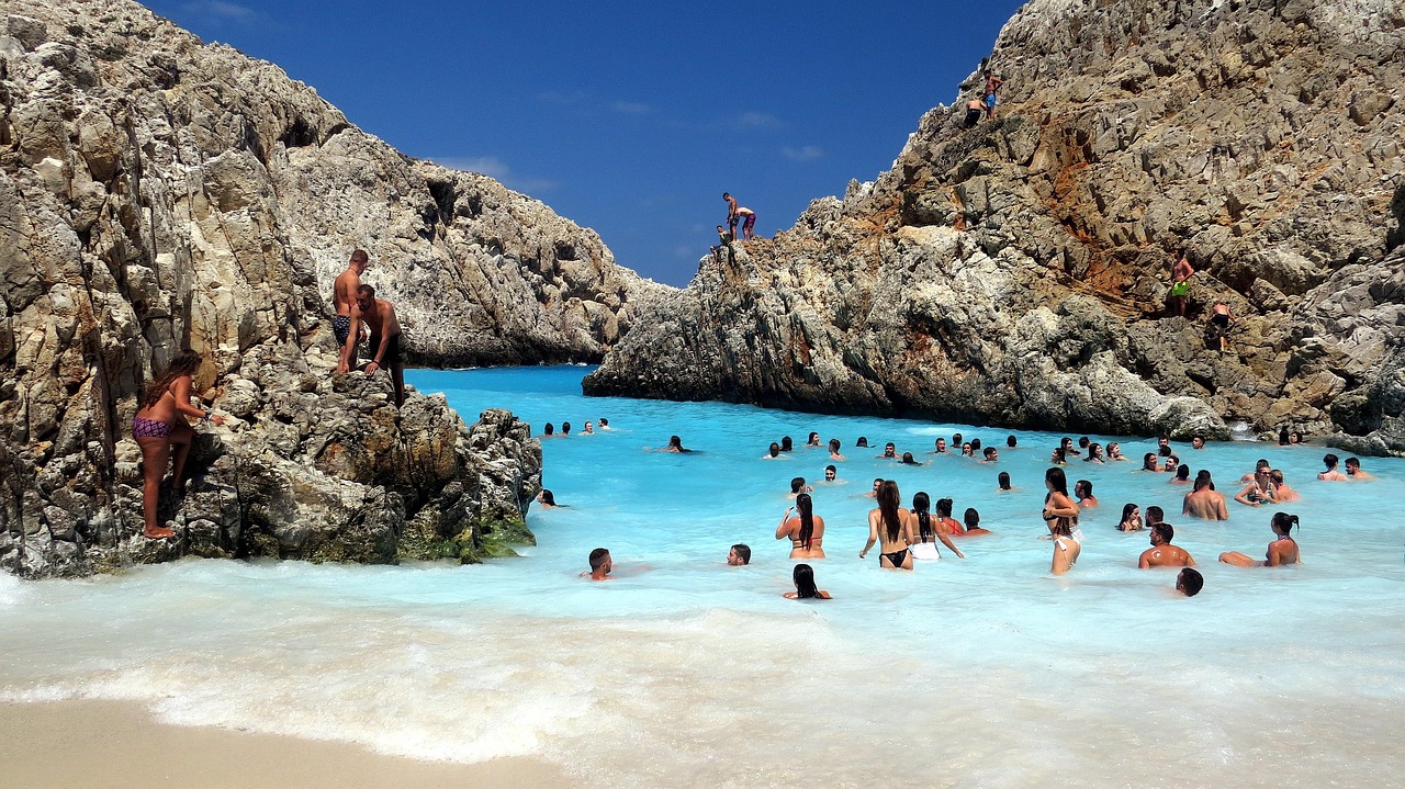 Spiaggia di Cala Coticcio in Sardegna, con acque turchesi e sabbia bianca, un angolo di paradiso.