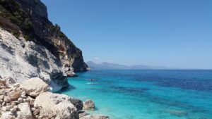 Spiaggia di Cala Mariolu con sassolini bianchi e acque cristalline, ideale per un relax senza sabbia appiccicosa.