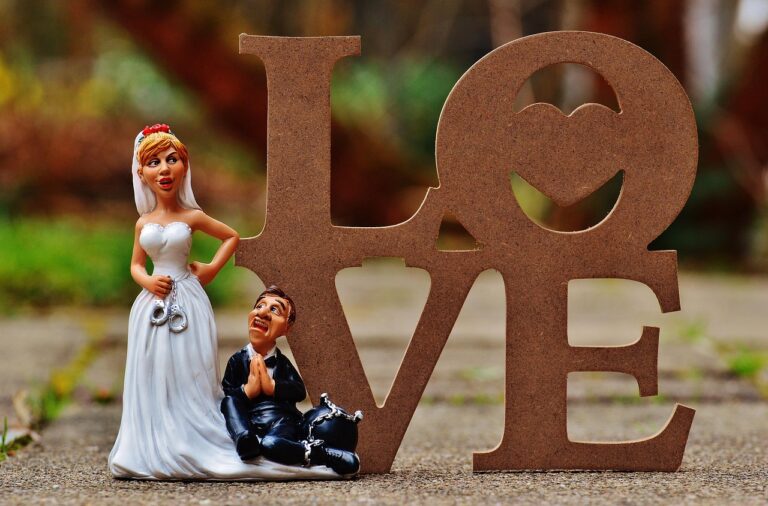 Immagine di una coppia felice durante il matrimonio, circondata da decorazioni floreali e festoni.