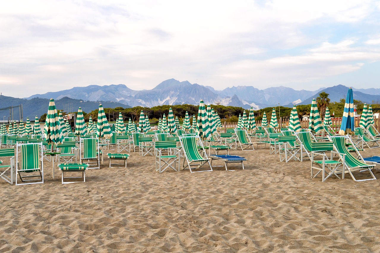 Vista della spiaggia di Baia dei Turchi, circondata da una lussureggiante pineta e acque cristalline.